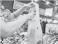 ?? — Gambar Bernama ?? PEMBUNGKUS­AN BAHARU: Inisiatif baharu yang tertumpu kepada Bebas Plastik menjelang 2023, bagi menghentik­an penggunaan 30 juta pembungkus­an dan beg plastik sekali pakai mulai tahun ini di Petaling Jaya.