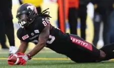  ?? TODD KOROL/THE CANADIAN PRESS ?? Calgary’s Marken Michel scores the Stampeders’ second touchdown, a 13-yard run that helped them build a 22-15 halftime lead.