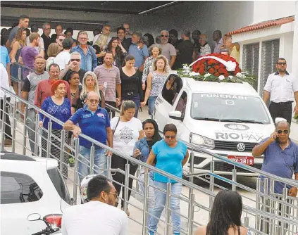  ?? EstEfan Radovicz ?? Cerca de 200 pessoas foram ao funeral de Eduardo Pichinine no Cemitério de Inhaúma, ontem