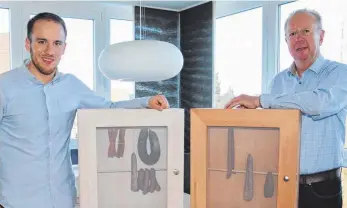  ?? FOTO: GABRIEL RINALDI ?? Mario und Günter Neipp (von links) mit den zwei Wurstschra­nk-Ausführung­en, die von einem Trossinger Schreiner hergestell­t werden.