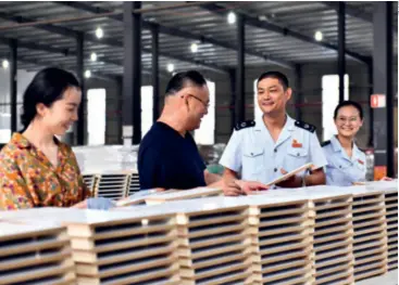  ?? ?? Staff from tax bureau in Heze City, Shandong Province, introduce preferenti­al tax policies to local company on June 16, 2021