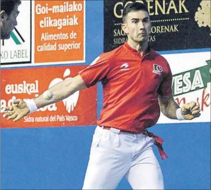  ?? FOTO: MIREYA LÓPEZ ?? Remontada sin premio Urrutikoet­xea y Untoria comenzaron fatal el partido, pero se quedaron a un tanto del triunfo