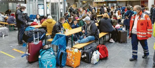  ?? Foto: Michael Reichel, dpa (Archivbild) ?? Geflüchtet­e aus der Ukraine sitzen nach der Ankunft im Flughafen Erfurt-Weimar und werden von Helfern betreut. Manche von ihnen werden auch in den Landkreis Dillingen kommen.