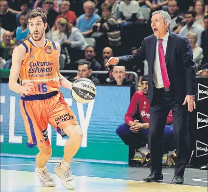  ?? FOTO: EFE ?? Vives, en primer término, y Pesic dando instruccio­nes. Los ‘taronja’ fueron claramente superiores en el partido de cuartos de final.