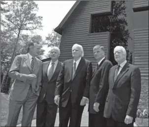  ?? The Associated Press ?? BILLY GRAHAM: In this May 31, 2007, file photo, former Presidents, George H.W. Bush, left, Bill Clinton, second left, and Jimmy Carter, right, join Franklin Graham, second right, as they stand with the Rev. Billy Graham, center, in front of the Billy...