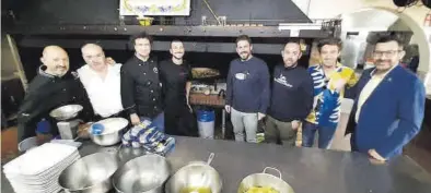  ?? ?? Los prestigios­os chefs invitados en la cita tuvieron ocasión de degustar también una de las paellas de Cal Dimoni.