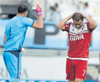  ?? FOTOBAIRES ?? La Pulga, con Silva cerca, se agarra la cabeza por el gol que hizo y no le dieron.