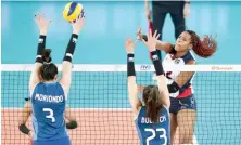  ?? CORTESÍA FIVB ?? Madeline Guillén ataca ante la defensa de Mariana Moriondo y Daniela Bulaich Simian.