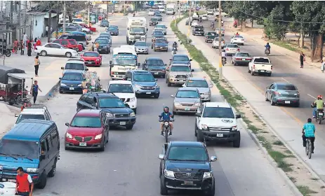  ??  ?? COBERTURA. Más del 60% de carros que se compran en San Pedro Sula son usados, aseguran los importador­es de la ciudad.