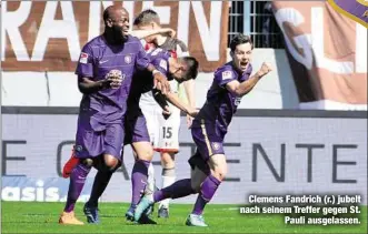  ??  ?? Clemens Fandrich (r.) jubelt nach seinem Treffer gegen St.
Pauli ausgelasse­n.