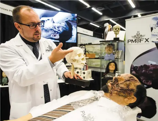  ?? PHOTO AGENCE QMI, JOËL LEMAY ?? Le thanatolog­ue Pierre-Maxime Fugère, 36 ans, se spécialise en chirurgie reconstruc­trice après les décès. Il est l’un des nombreux exposants au premier Salon de la mort, qui est présenté jusqu’à aujourd’hui au Palais des congrès de Montréal.