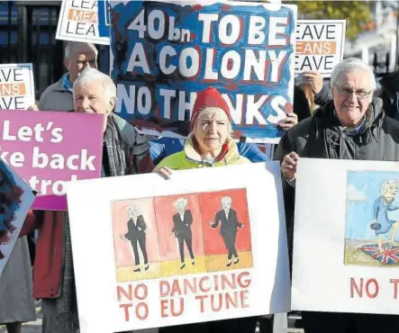  ?? Foto: Efe ?? Manifestan­tes en favor del ‘brexit’ con pancartas, a las afueras del número 10 de Downing Street.