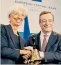  ??  ?? Dal 2011 al 2019 alla guida della
Bce. Mario Draghi, 73 anni, con la sua erede alla guida della Banca centrale europea, la francese Christine Lagarde