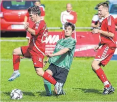  ?? FOTO: JOSEF KOPF ?? Intensive Zweikämpfe liefern sich die Spieler des SV Immenried (in Grün) und der TSG Rohrdorf (in Rot).