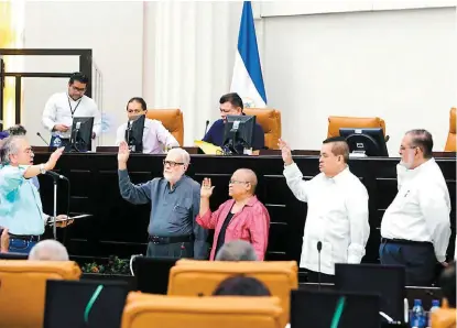  ?? AFP ?? En medio de críticas, cinco notables juraron ayer en Managua como integrante­s de la comisión.