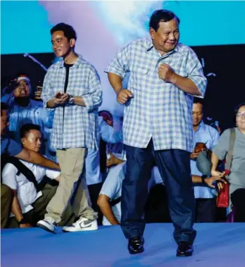  ?? ?? ► Prabowo Subianto bailando luego de dar un discurso durante el conteo de votos.