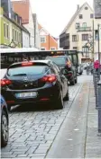  ??  ?? Autos, Busse, Radler und Fußgänger: das tägliche Chaos in der Friedberge­r Ludwigstra­ße. Archivfoto: Mareike König