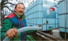  ??  ?? „So etwas habe ich noch nie erlebt“: Landwirt Andreas Gartmann muss zwei Mal pro Woche nach Kempten fahren, um dort mit einem riesigen Tank Wasser zu holen.