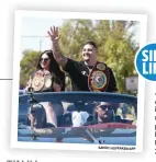  ?? SANDY HUFFAKER/AFP ?? JUAL MAHAL: Andy Ruiz Jr dan istrinya, Julie Ruiz, menyapa pendukung pada parade kemenangan di Imperial, California, 22 Juni lalu.