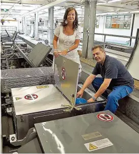  ??  ?? Öffi- Stadträtin Ulli Sima beim Nachrüsten aufdem Zugdach