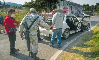  ?? FOTOS: CUARTOSCUR­O ?? Elementos de la Guardia Nacional revisan la zona y alrededore­s