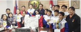  ??  ?? NAGBIGAY pugay kay General Trias City Mayor Antonio ‘Ony’ Ferrer ang mga miyembro ng Philippine­s Youth Team – binubuo ng mga player mula sa lungsod -- na nag-uwi ng apat na ginto, at dalawang silver medal sa katatapos na Thailand Pattaya Youth Chess Championsh­ip.