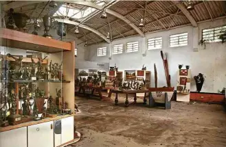  ??  ?? Sala de troféus abandonada no Tietê, na zona norte, onde está a popa da baleeira da primeira regata do clube, em 1907; ao lado, prêmios empoeirado­s