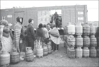  ??  ?? People line up to get a gas cylinder in El Alto on the outskirts of La Paz, Bolivia, yesterday. (REUTERS/David Mercado)