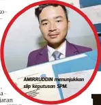  ??  ?? AMIRRUDDIN menunjukka­n slip keputusan SPM.