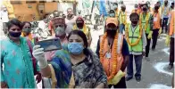  ?? ANI ?? UNSUNG HEROES: People felicitate municipal workers for their contributi­on in the fight against Covid-19 in Prayagraj. —
