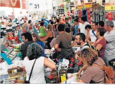  ?? RAMÓN AGUILAR ?? Miembros del SAT con carros en un centro comercial de la Sierra.