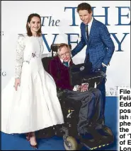  ?? AFP ?? File photo shows Felicity Jones and Eddie Redmayne posing with British scientist Stephen Hawking at the UK premiere of ‘The Theory of Everything’ in London.