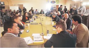  ??  ?? ► La comisión investigad­ora sesionó ayer en la Unión Comunal de Juntas de Vecinos de Puchuncaví.