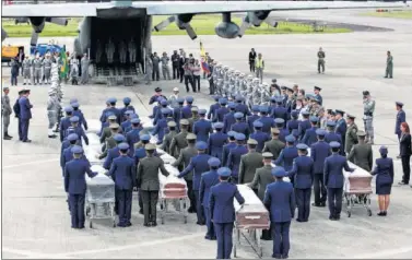  ??  ?? DESPEDIDA. Los cuerpos de los fallecidos en el accidente fueron despedidos entre honores en Medellín.