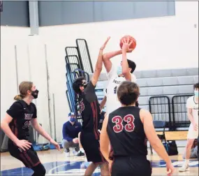  ?? Paul Augeri / For Hearst Connecticu­t Media ?? Morgan’s Connor Duffy shoots from the lane as Valley Regional’s Saagar Patel defends on Saturday.