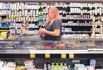  ?? BRITTANY GREESON/FOR THE WASHINGTON POST ?? Bonnie Sparks, 47, shops for healthier grocery options at a Kroger in Westland, Mich.