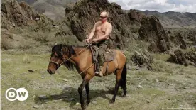  ??  ?? Wladimir Putin reitet mit nacktem Oberkörper in Sibirien (Archivbild)