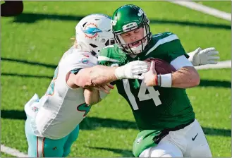  ?? COREY SIPKIN/AP PHOTO ?? Andrew Van Ginkel of the Miami Dolphins, left, tackles New York Jets quarterbac­k Sam Darnold during the first half of Sunday’s game in East Rutherford, N.J. The Dolphins won 20-3.