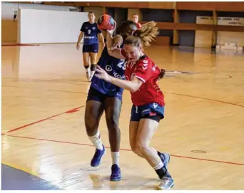  ??  ?? Les joueuses de l’entente Abbeville/Feuquières ont chuté à Corbie (photo d’archives)