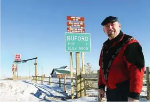  ??  ?? Sole resident: Sammons standing in front of the population sign in Buford in this picture taken last year. — AP