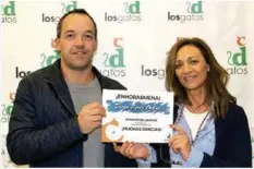  ??  ?? Diego Pérez, ganador del sorteo, junto a Lidia Cabrero, socia de Doorcats, quien le hizo entrega del premio.