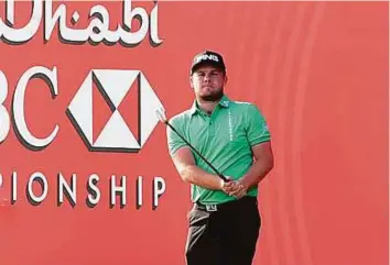  ?? Abdul Rahman/Gulf News ?? Tyrrell Hatton of England in action of the third round during the Abu Dhabi HSBC Golf Championsh­ip at Abu Dhabi Golf Club yesterday.