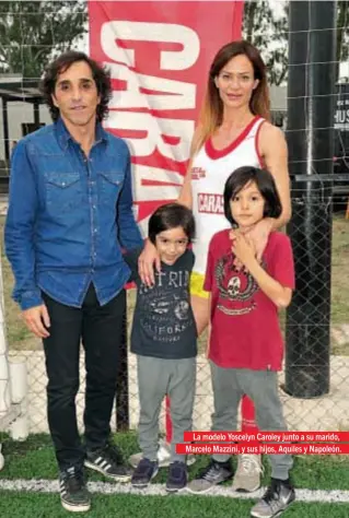  ??  ?? La modelo Yoscelyn Caroley junto a su marido, Marcelo Mazzini, y sus hijos, Aquiles y Napoleón.