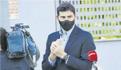  ?? EUROPA PRESS ?? El exportero Iker Casillas atiende a la prensa, ayer, en Madrid.