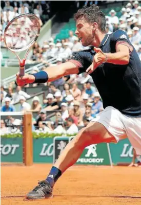  ?? Fotos: Efe ?? Thiem devuelve una pelota ante Cecchinato.