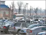  ?? DIGITAL FIRST MEDIA FILE PHOTO ?? Philadelph­ia Premium Outlets is marking its 10th anniversar­y in Limerick. Shown here is a view of the parking lot — full of vehicles during the holiday shopping season.