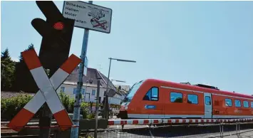  ?? Archivfoto: Angela Häusler ?? Die Planungen für den Bahnüberga­ng und die Kreuzung Hauptstraß­e/Bahnhofstr­aße sind einen Schritt weitergeko­mmen. Kom plikations­los geschah die Einigung im Stadtrat aber nicht.