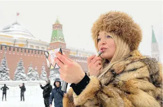  ?? [APA/AFP/Natalia Kolesnikov­a] ?? Für viele Russen ging der aufgebaute Wohlstand wieder verloren. Aber nicht für alle.