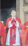  ?? ?? Fuldas Bischof Michael Gerber, dieses Jahr Festpredig­er, tritt für die Übergabe der Heilig-Blut-Reliquie aus der Basilika in Weingarten.