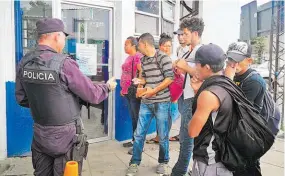  ??  ?? CON CA-4. LOS HONDUREÑOS QUE PORTABAN SU CÉDULA DE IDENTIDAD PUDIERON PASAR LEGALMENTE POR EL PUESTO DE MIGRACIÓN DE EL SALVADOR.